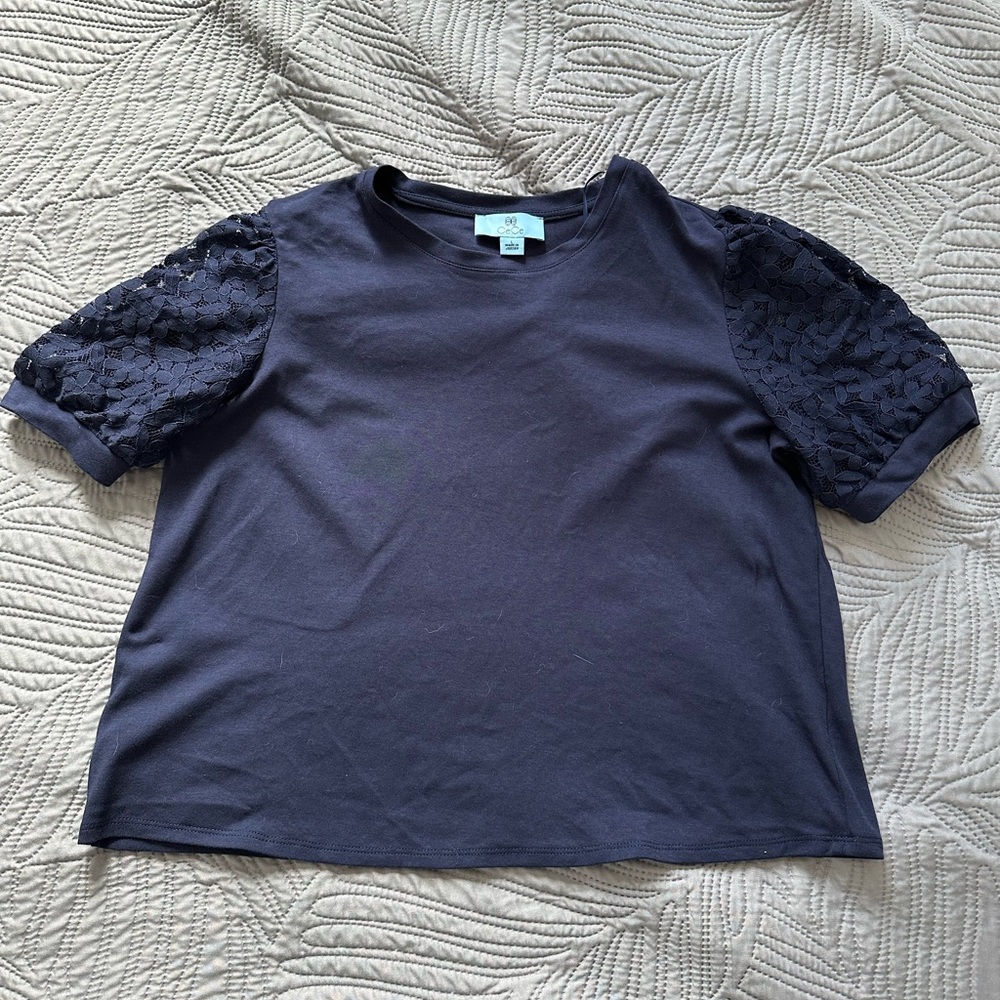 Blue tshirt with lace sleeves
